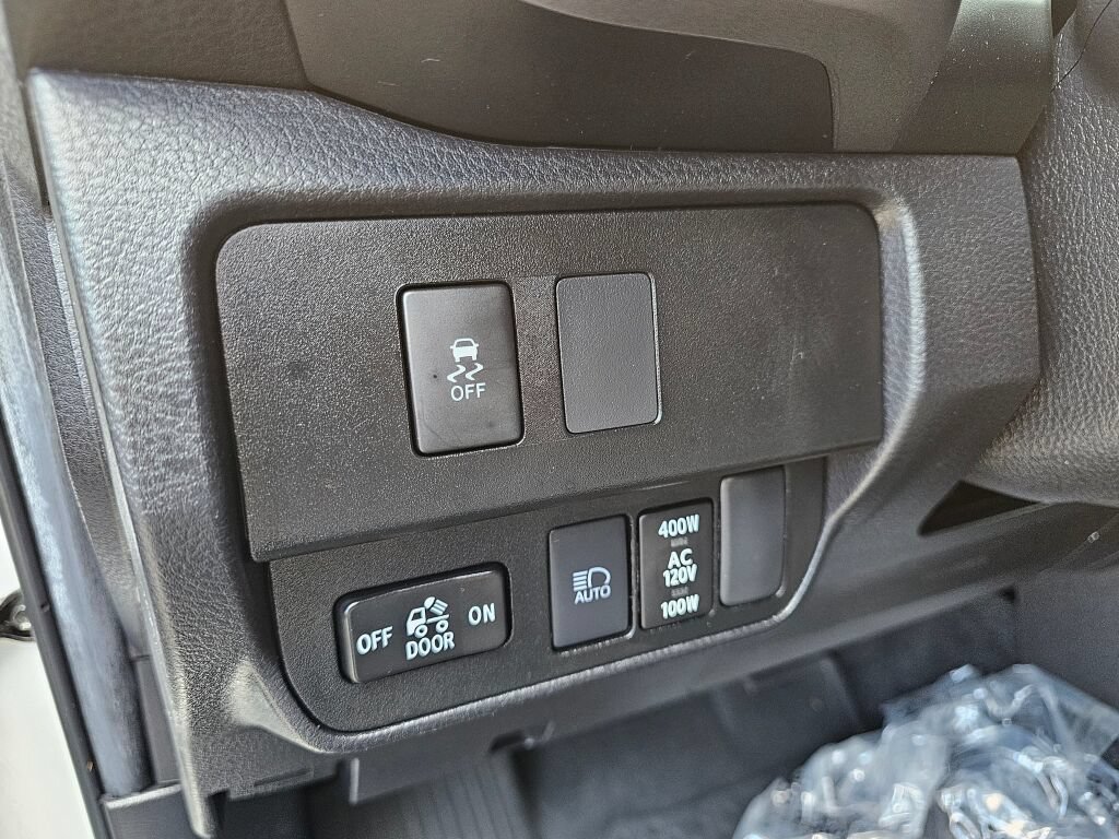 Used 2022 Toyota Tacoma TRD Sport w/ Black Out Package (TMS) AWD/4WD image 18