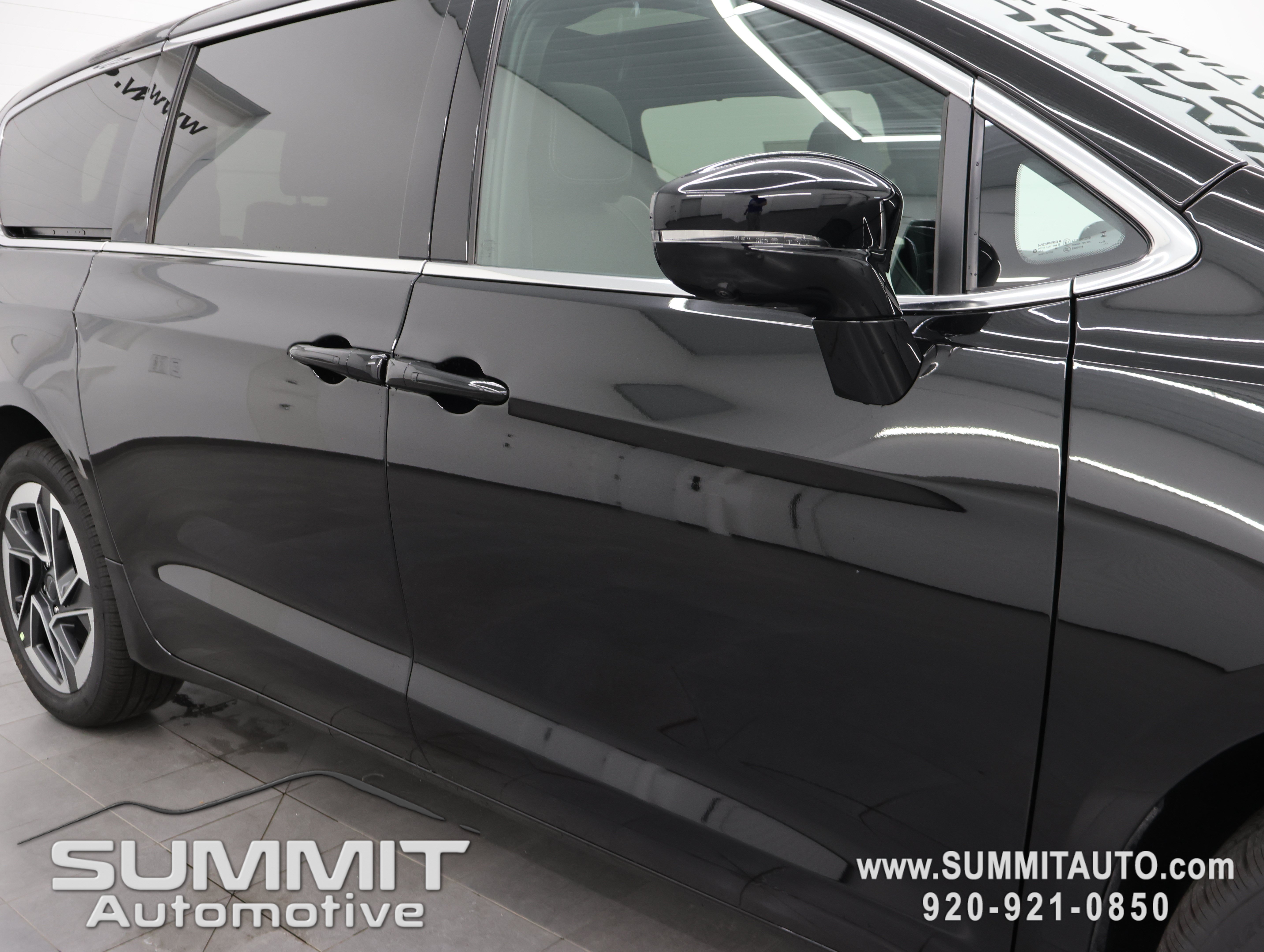 New 2027 Chrysler Pacifica Limited AWD/4WD image 30