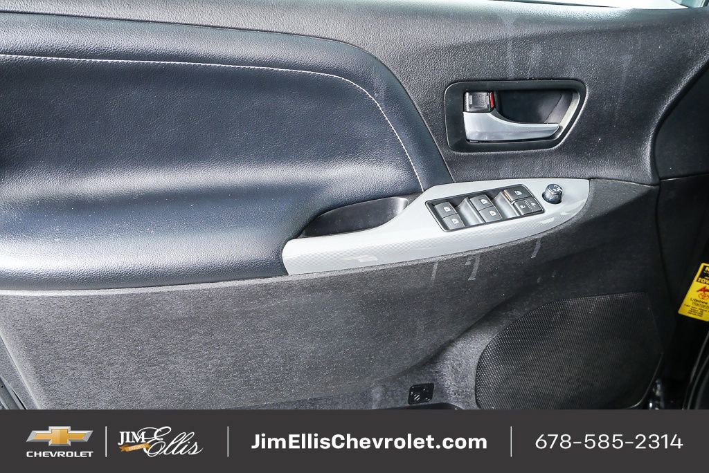 Used 2016 Toyota Sienna SE image 7