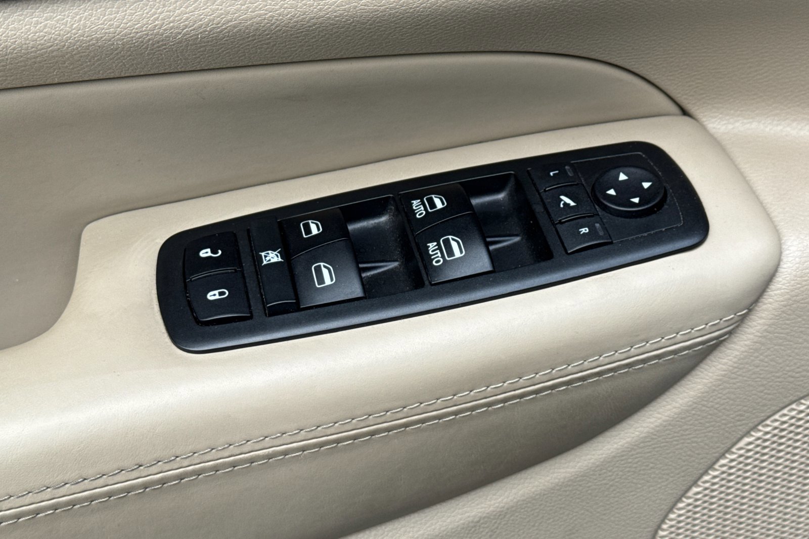 Used 2018 Jeep Grand Cherokee Overland AWD/4WD image 12