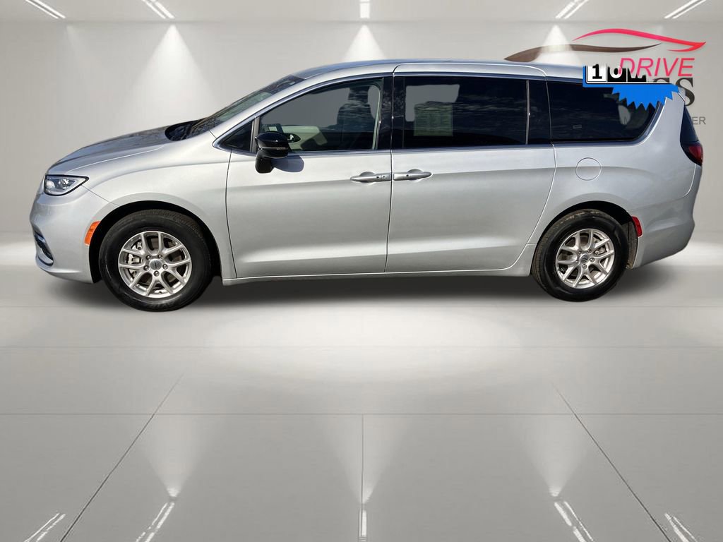Used 2024 Chrysler Pacifica Touring-L image 6