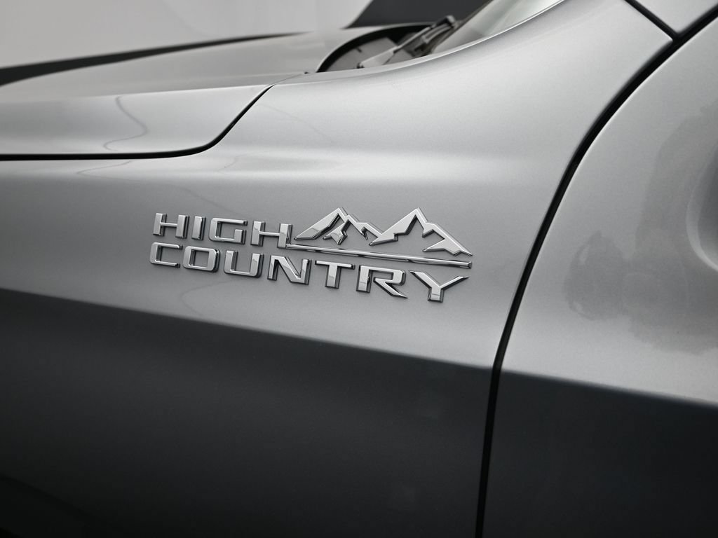 Used 2025 Chevrolet Tahoe High Country AWD/4WD image 3
