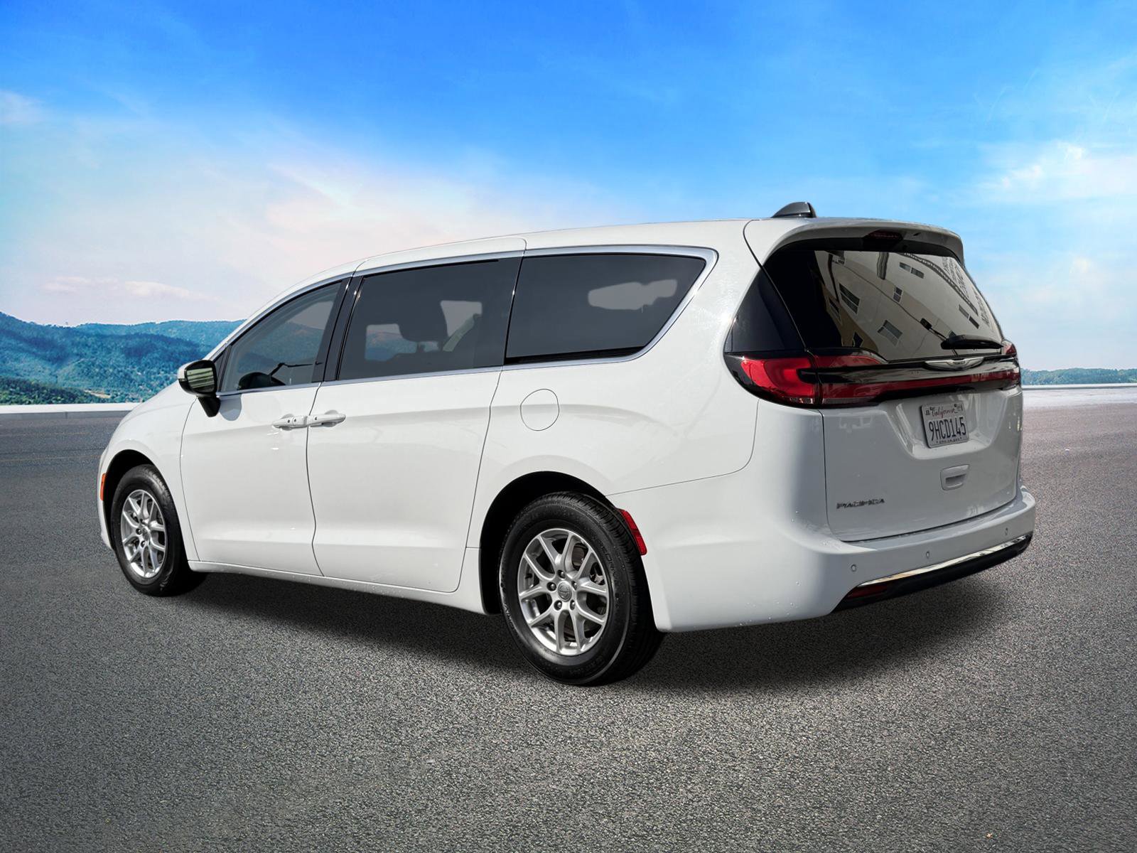 Certified 2023 Chrysler Pacifica Touring-L FWD image 7