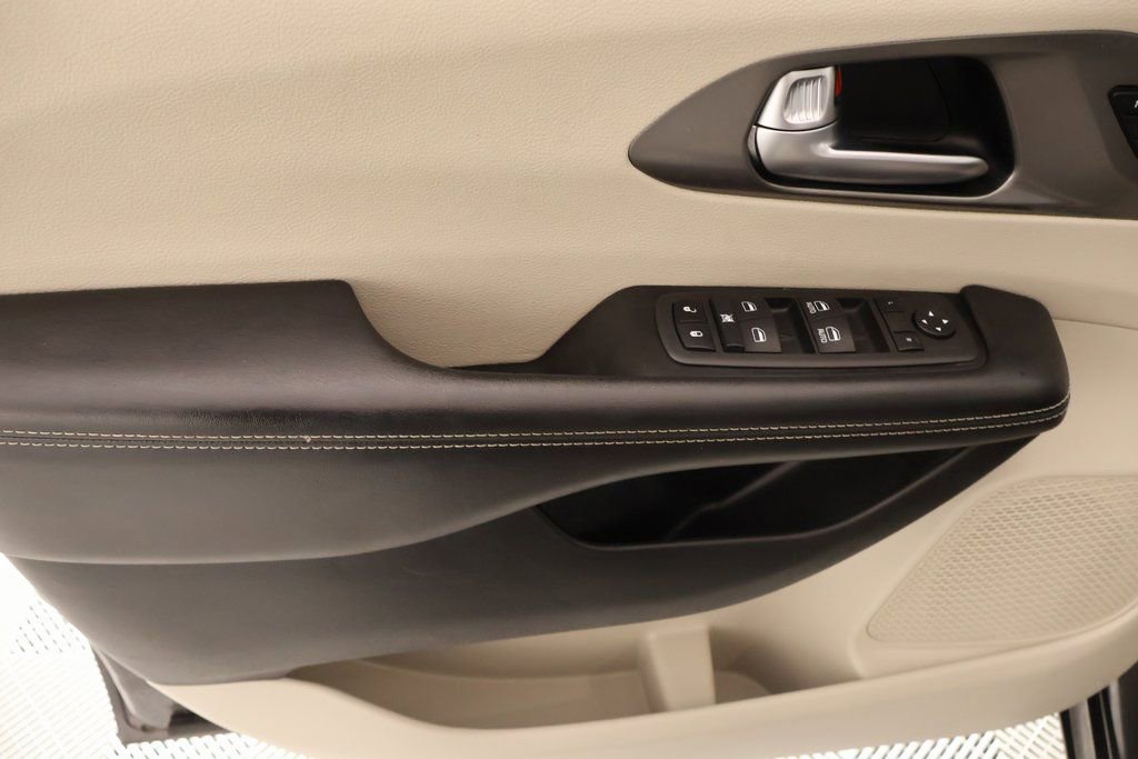 Used 2022 Chrysler Pacifica Touring-L image 15