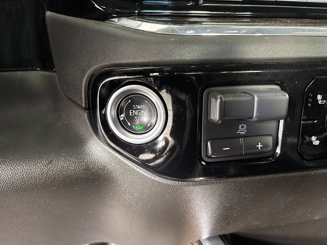 Used 2025 Chevrolet Silverado 1500 LT AWD/4WD image 15