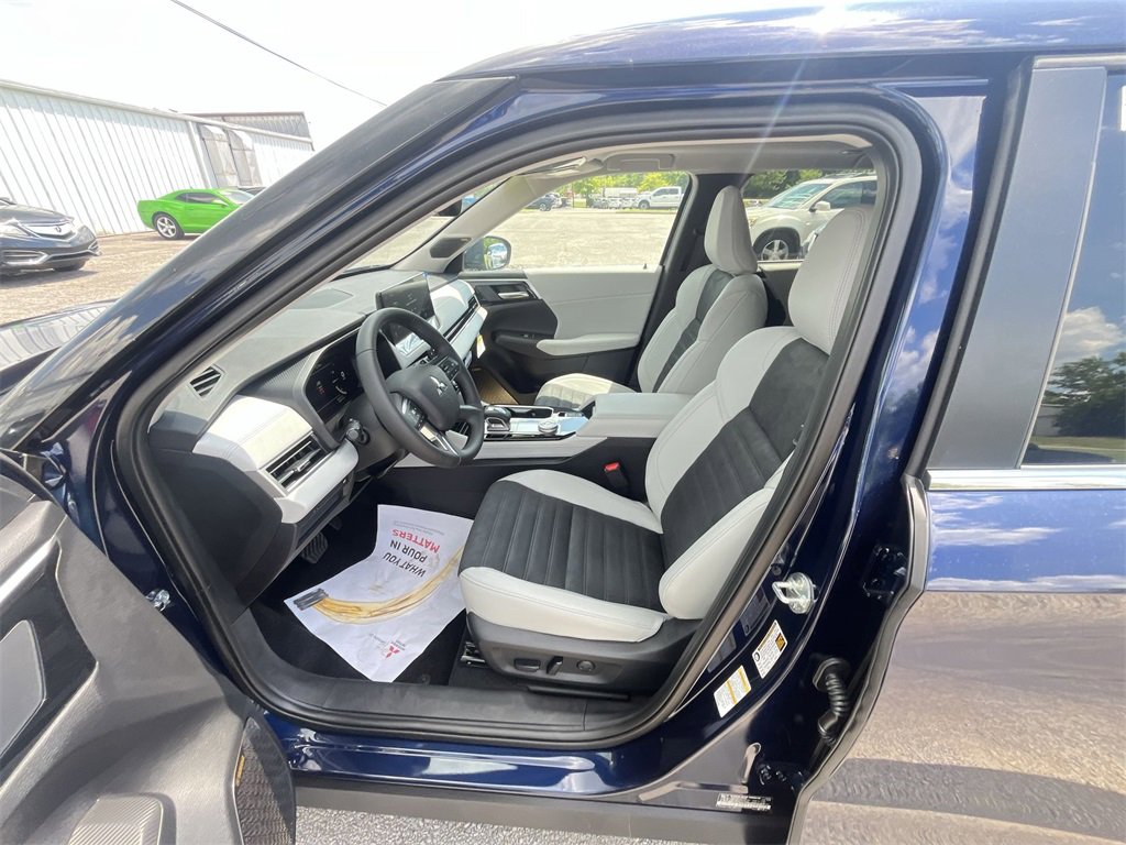 New 2025 Mitsubishi Outlander SE image 11