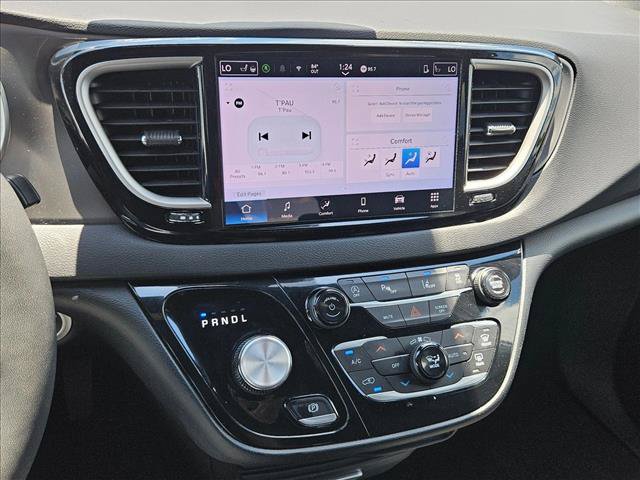 Used 2025 Chrysler Pacifica Select FWD image 13
