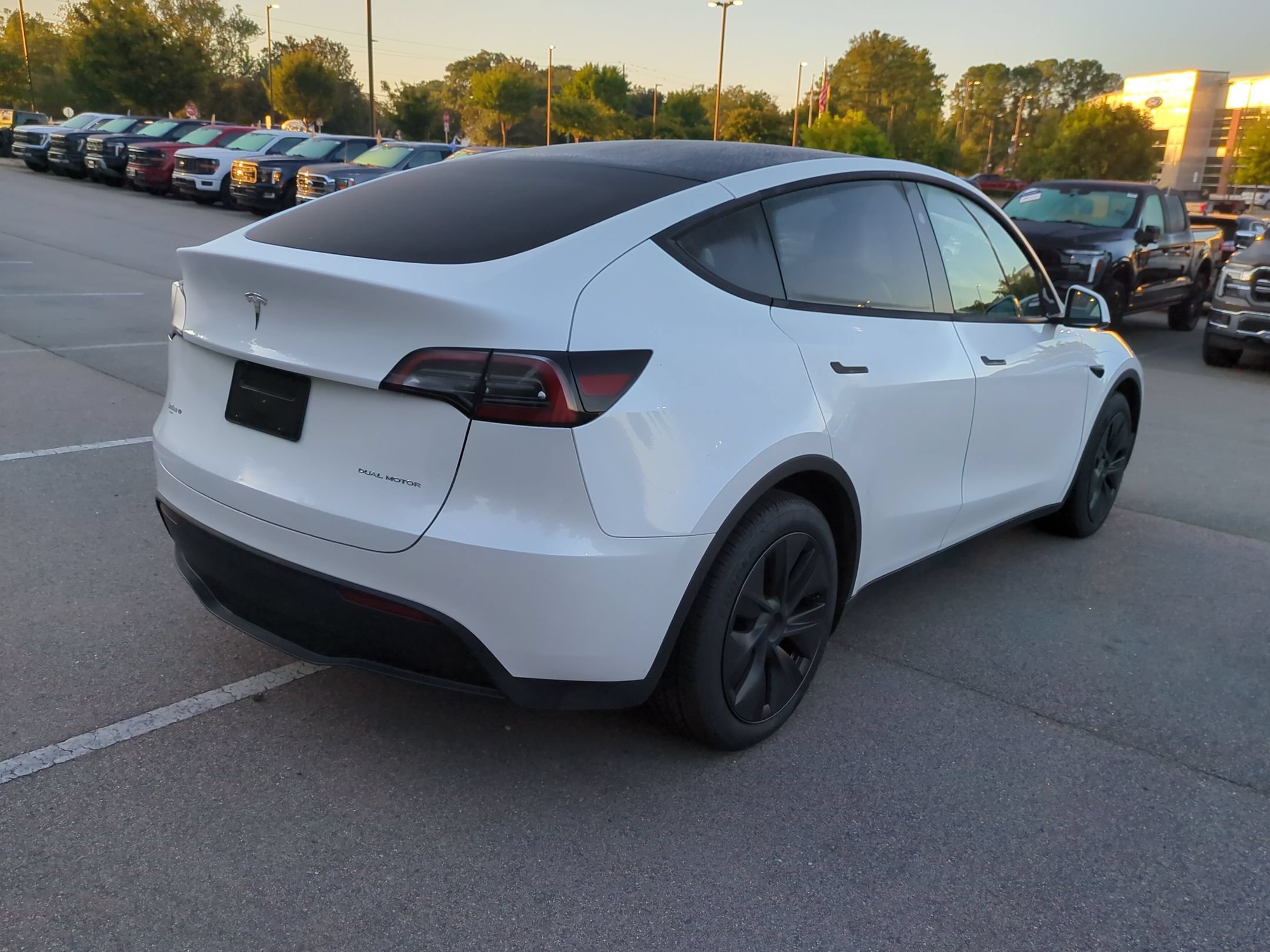 Used 2024 Tesla Model Y Long Range AWD/4WD image 4