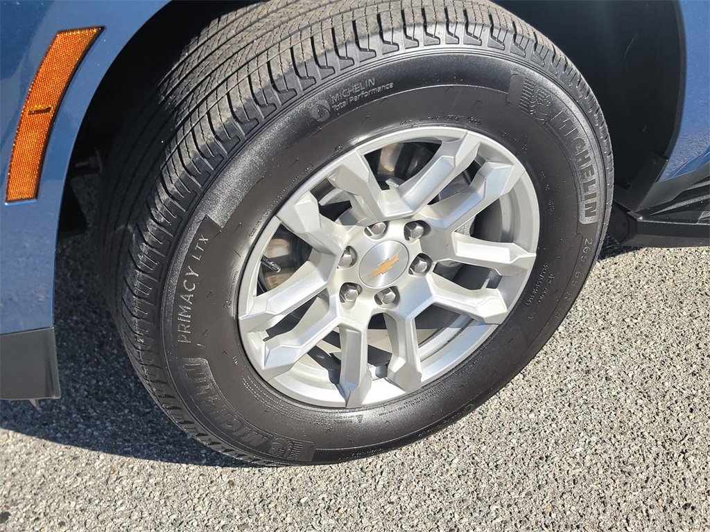 Used 2025 Chevrolet Suburban LT w/ Comfort Package image 11