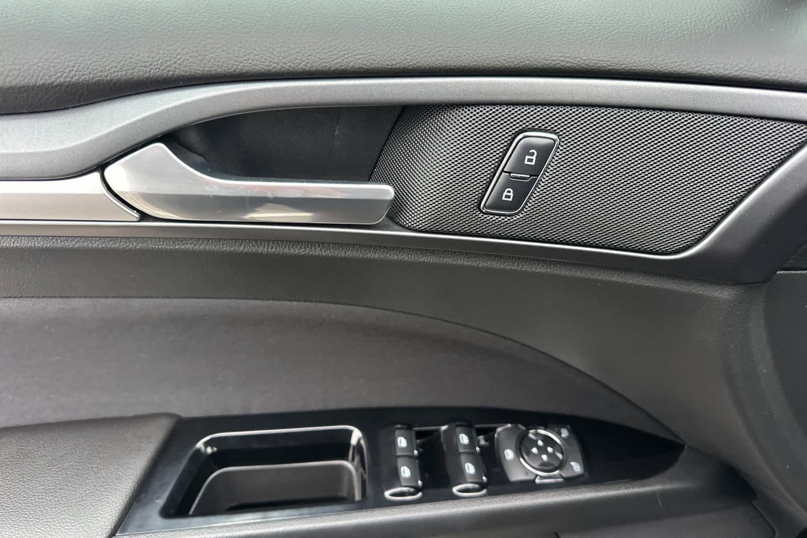 Used 2015 Ford Fusion SE image 13