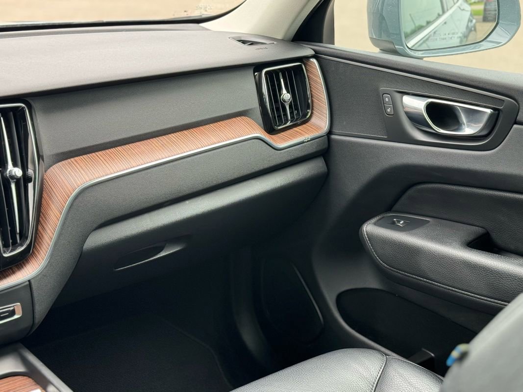 Used 2022 Volvo XC60 B5 Momentum image 14