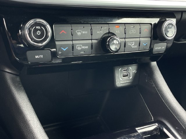 Used 2025 Jeep Compass Latitude w/ Sun & Sound Group AWD/4WD image 20