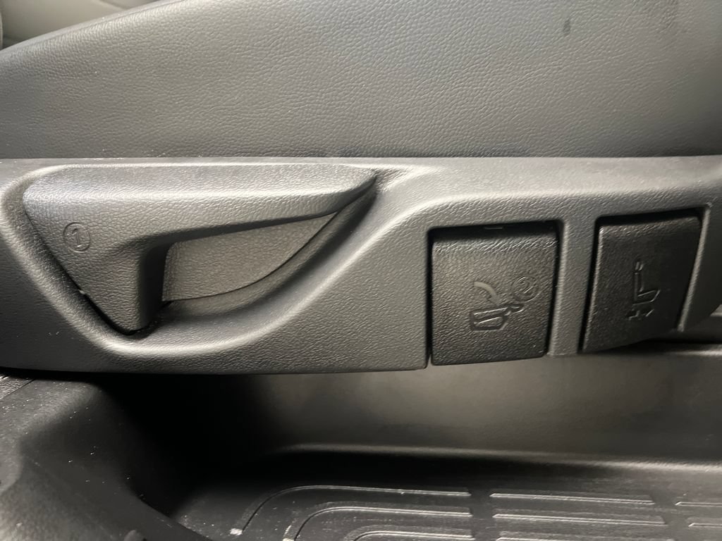 Used 2025 Toyota Highlander XLE FWD image 25