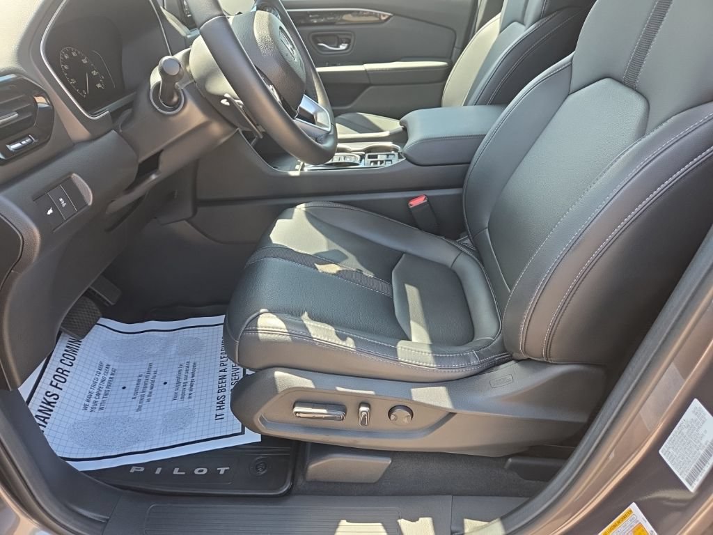 Used 2025 Honda Pilot Touring image 17