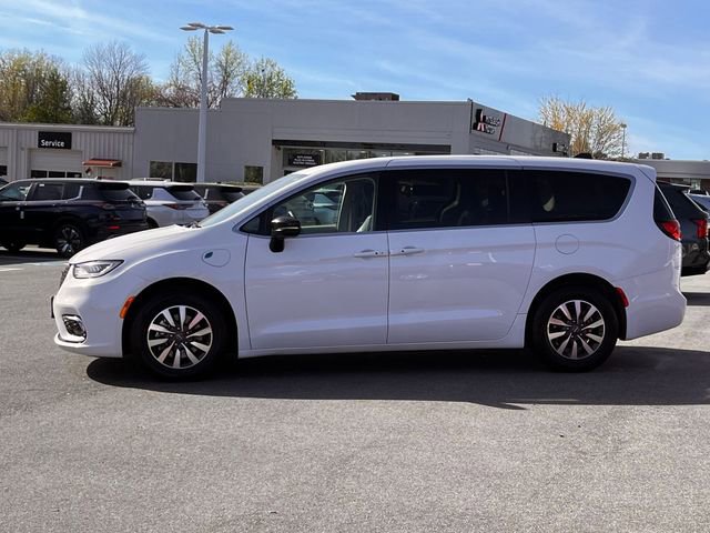 Used 2024 Chrysler Pacifica Select image 6