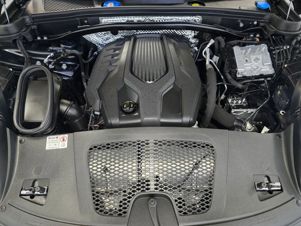 Certified 2024 Porsche Macan image 11