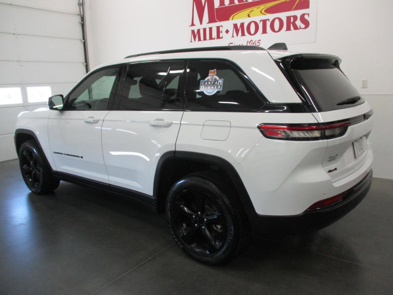 Used 2023 Jeep Grand Cherokee Altitude AWD/4WD image 4