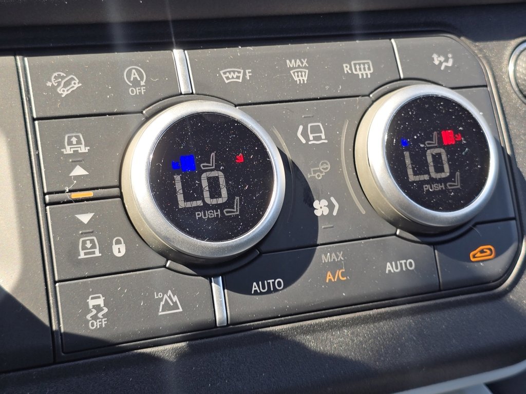 Used 2025 Land Rover Defender 110 X-Dynamic SE image 12