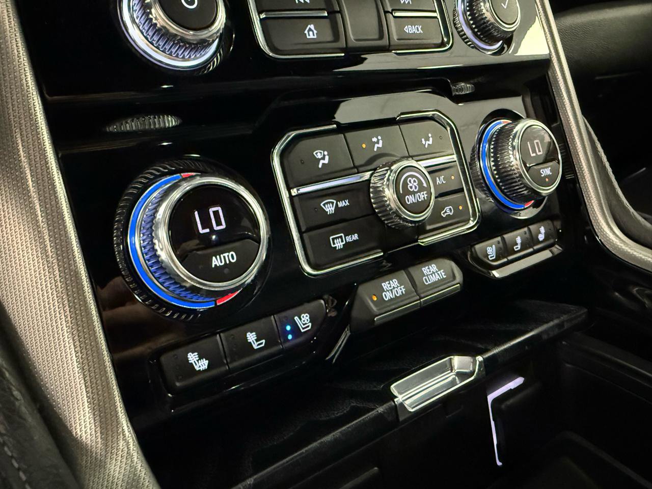 Used 2021 GMC Yukon Denali w/ Denali Premium Package image 23