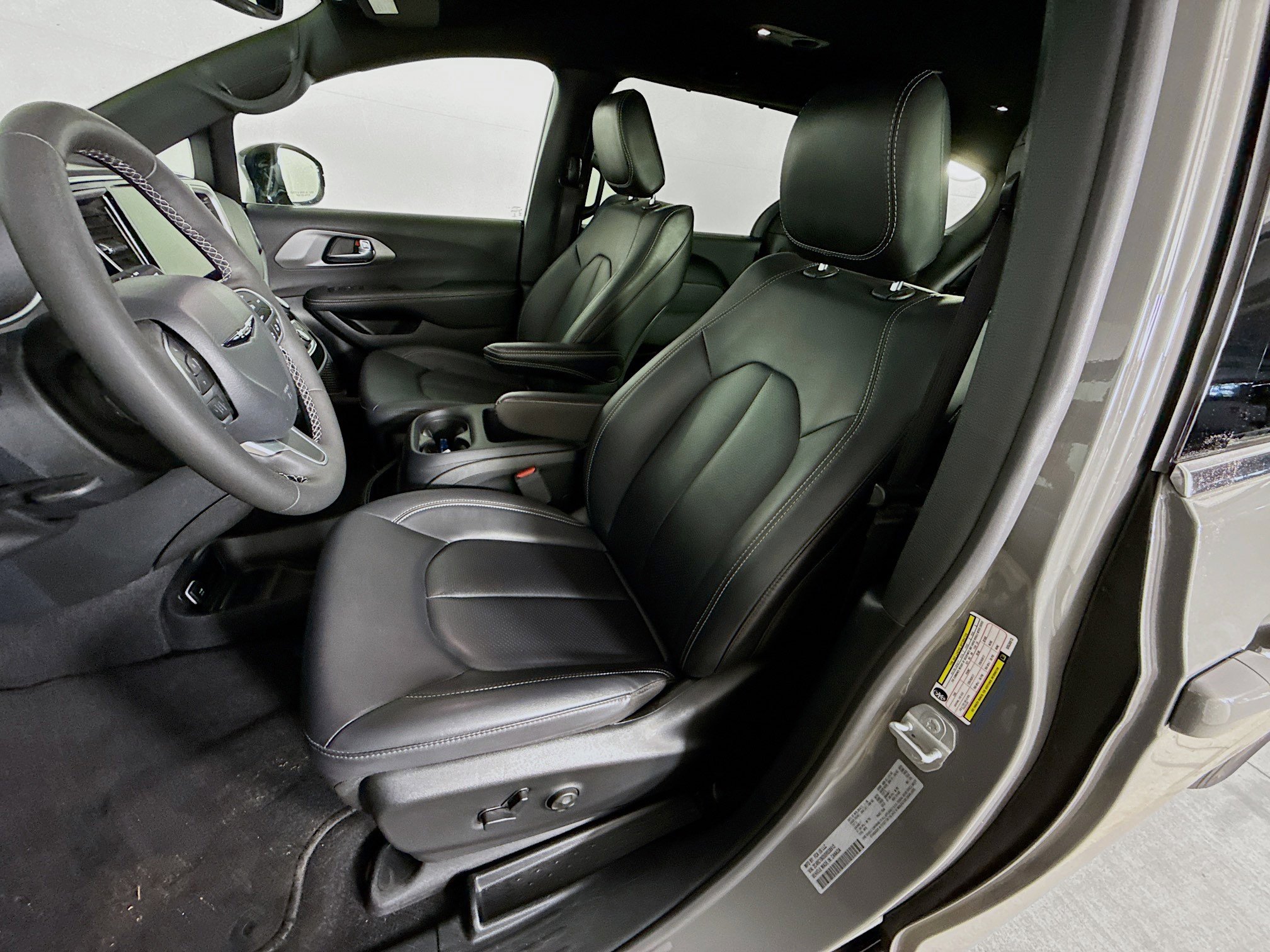 Used 2025 Chrysler Pacifica Select image 25