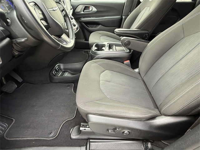Used 2021 Chrysler Pacifica Touring w/ Uconnect Theater Family Group image 4