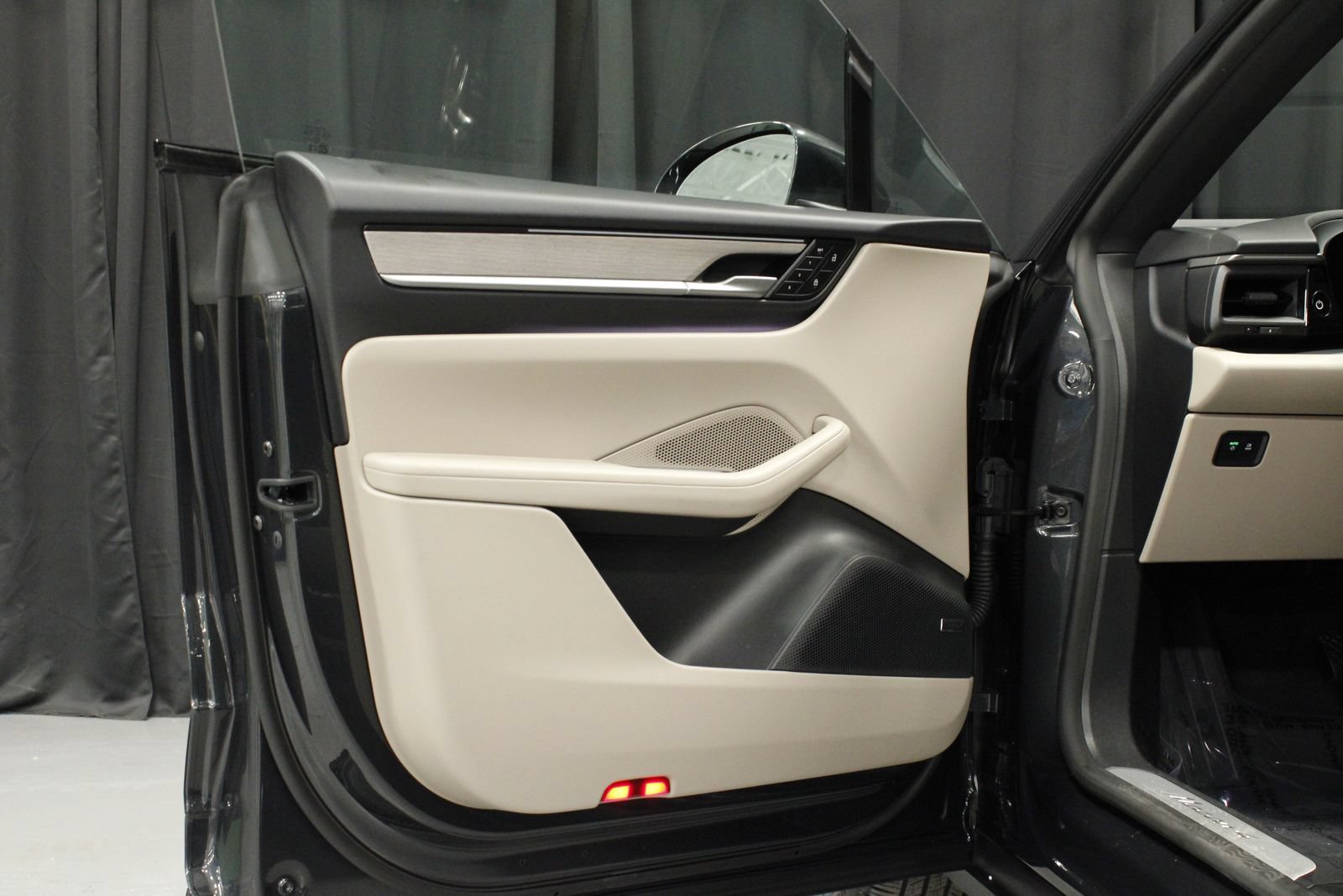 Certified 2025 Porsche Macan 4 Electric AWD/4WD image 15
