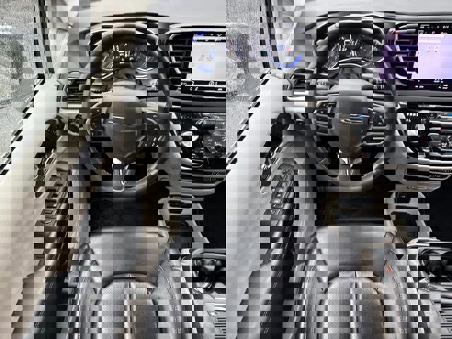 Used 2023 Chrysler Pacifica Touring-L image 16