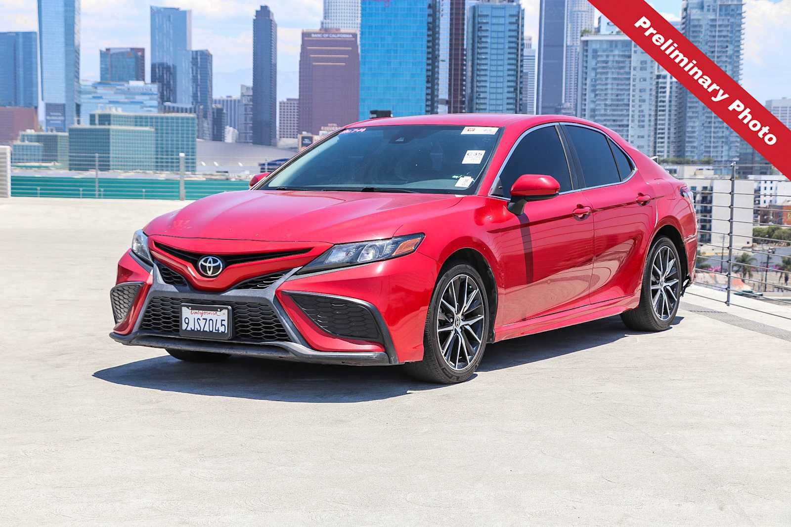 Used 2021 Toyota Camry SE FWD image 1