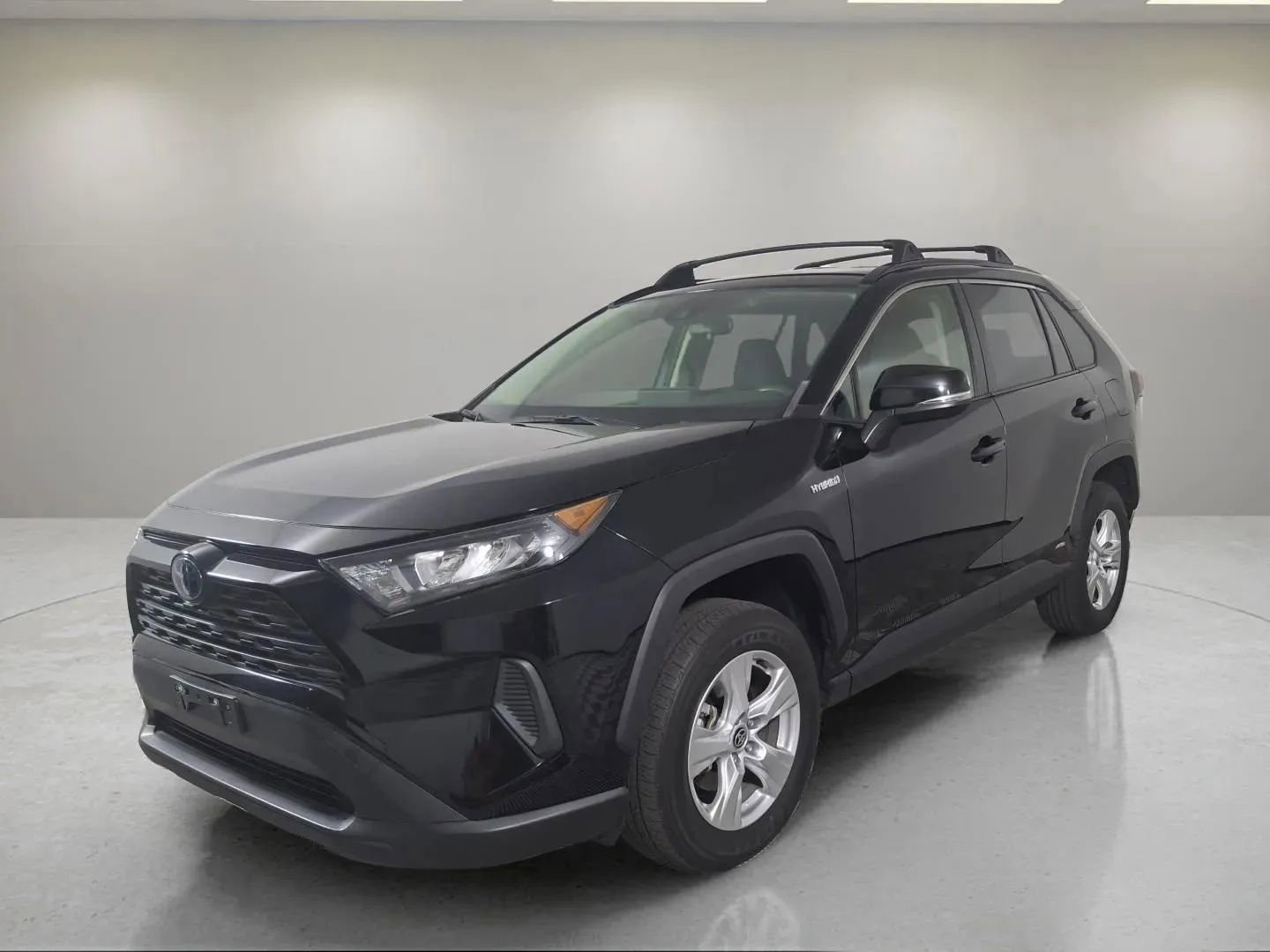 Used 2021 Toyota RAV4 LE image 3