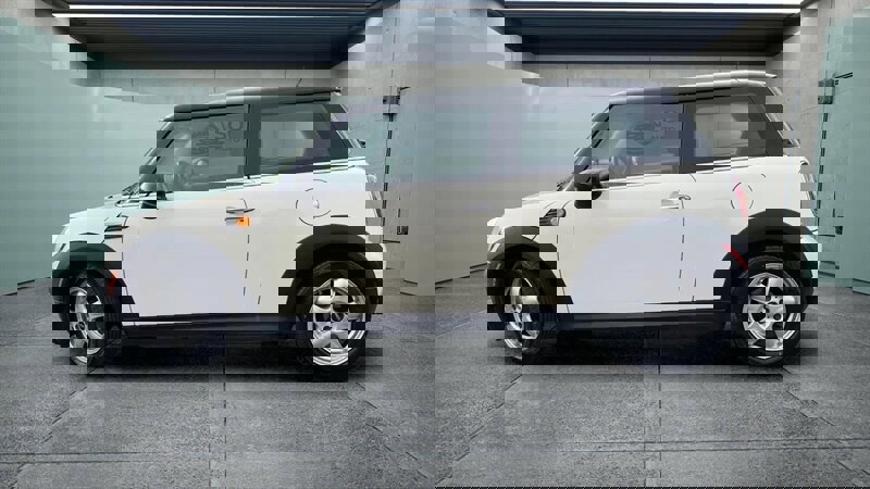 Used 2010 MINI Cooper Hardtop image 2