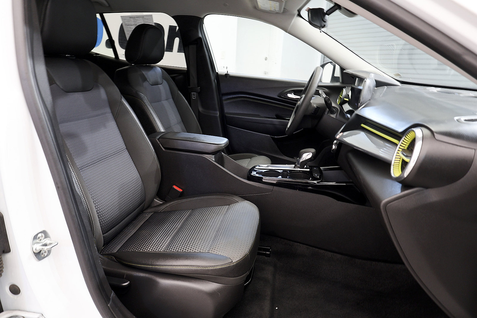 Used 2025 Chevrolet Trax LT FWD image 17