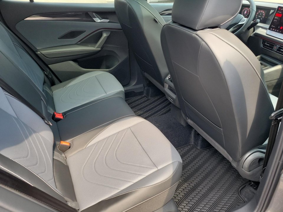 New 2026 Volkswagen Tiguan SE R-Line FWD image 29