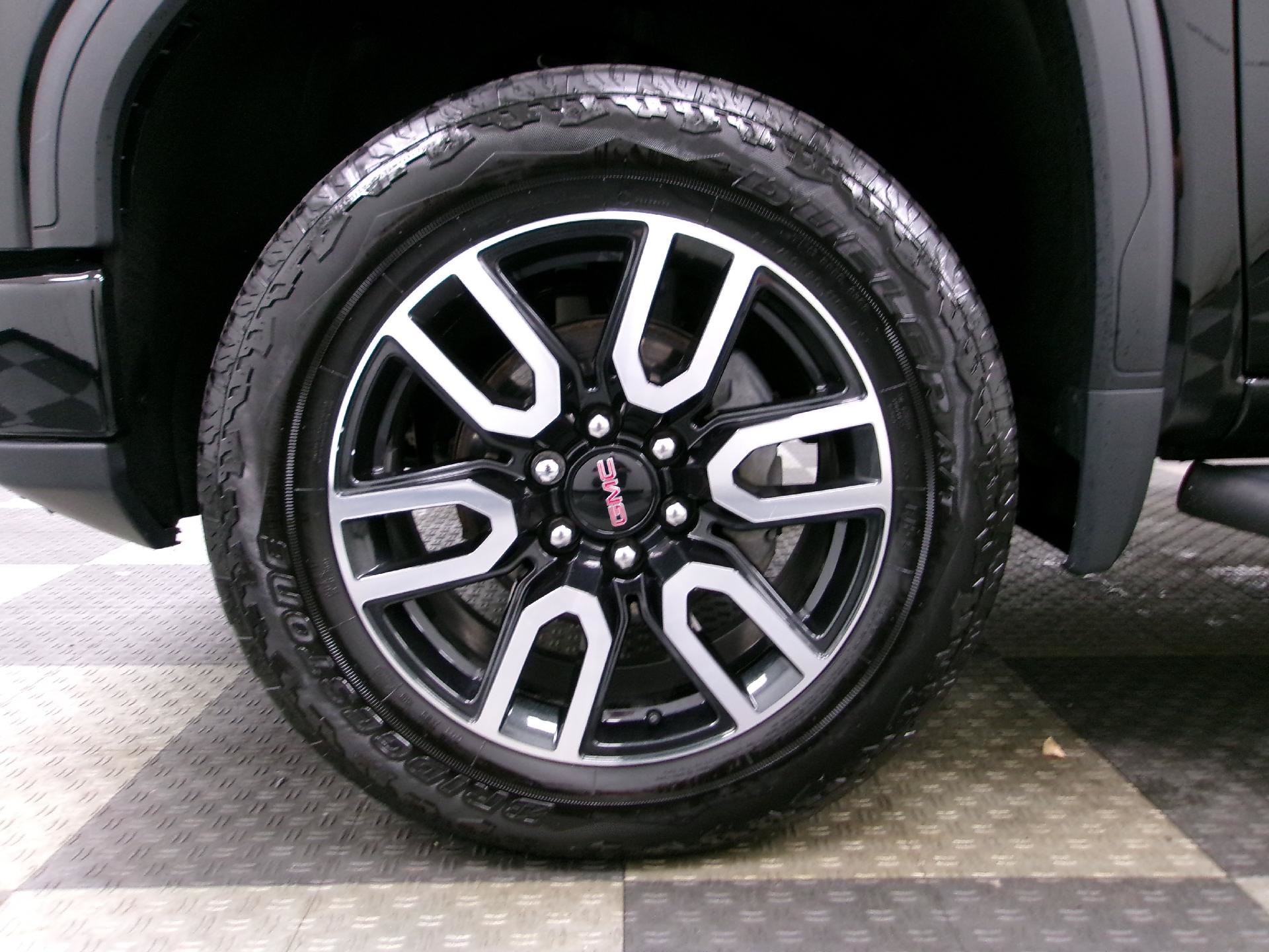 Used 2024 GMC Sierra 1500 AT4 w/ Technology Package AWD/4WD image 17