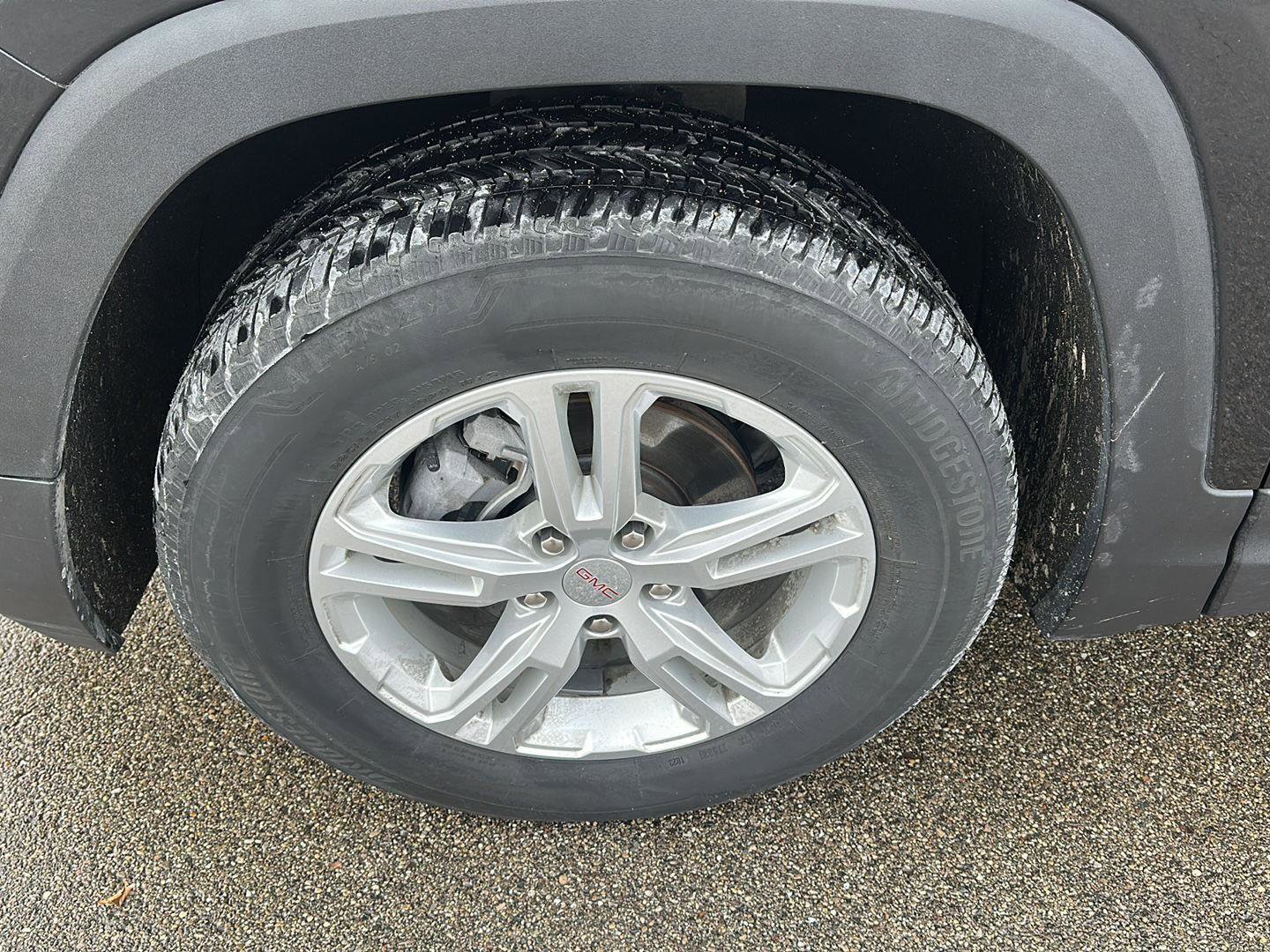 Used 2024 GMC Terrain SLE w/ Driver Convenience Package image 2