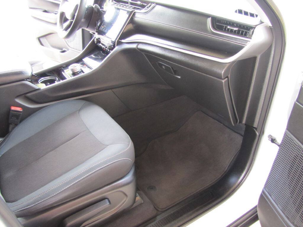 Used 2023 Jeep Grand Cherokee L Laredo RWD image 22