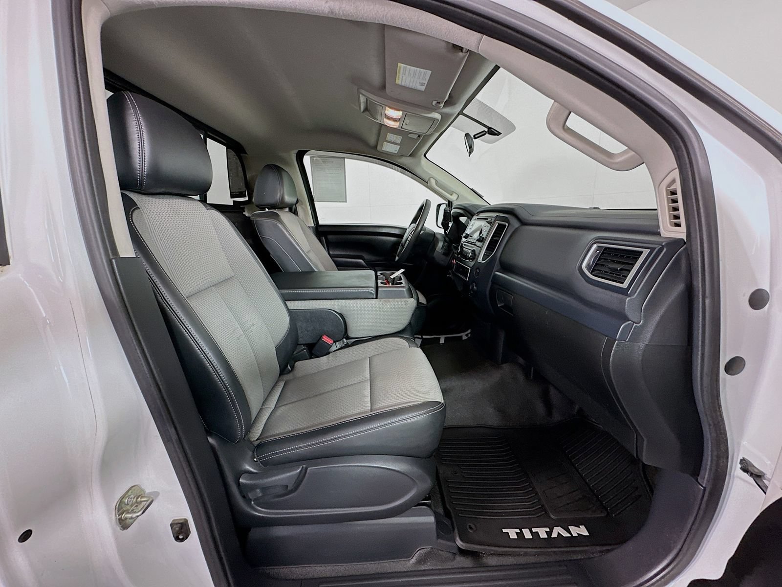 Used 2017 Nissan Titan S AWD/4WD image 22