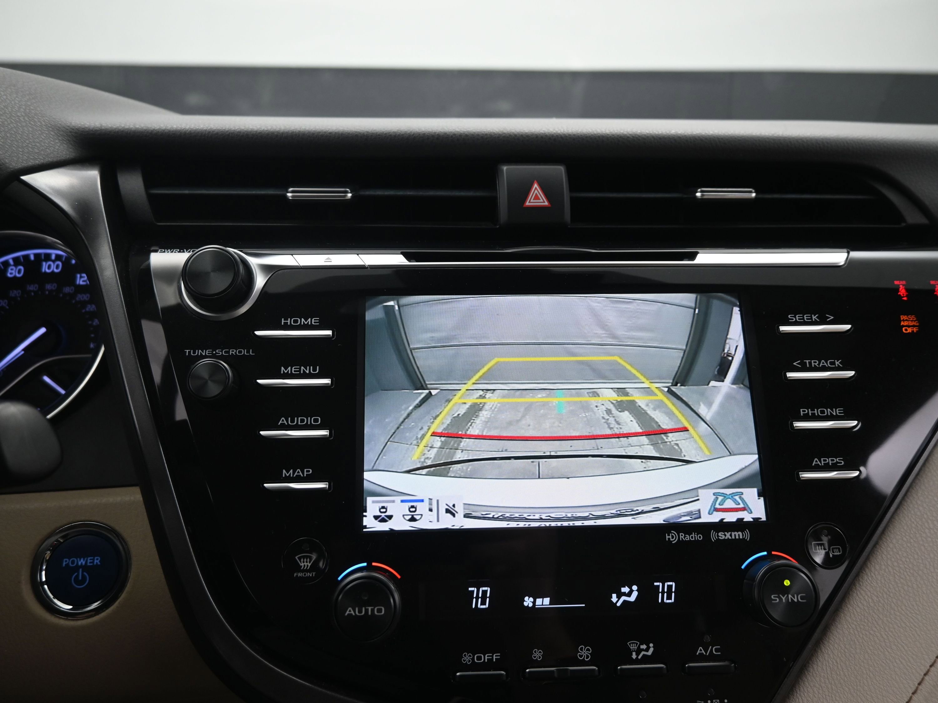 Used 2019 Toyota Camry XLE image 17