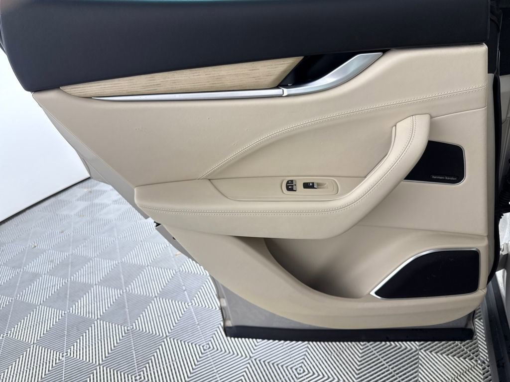 Used 2018 Maserati Levante GranLusso image 12