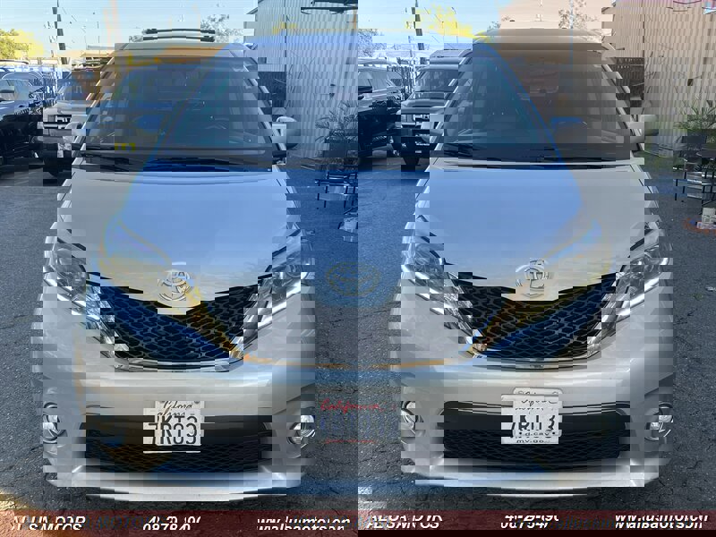 Used 2015 Toyota Sienna SE w/ SE Preferred Package FWD image 4