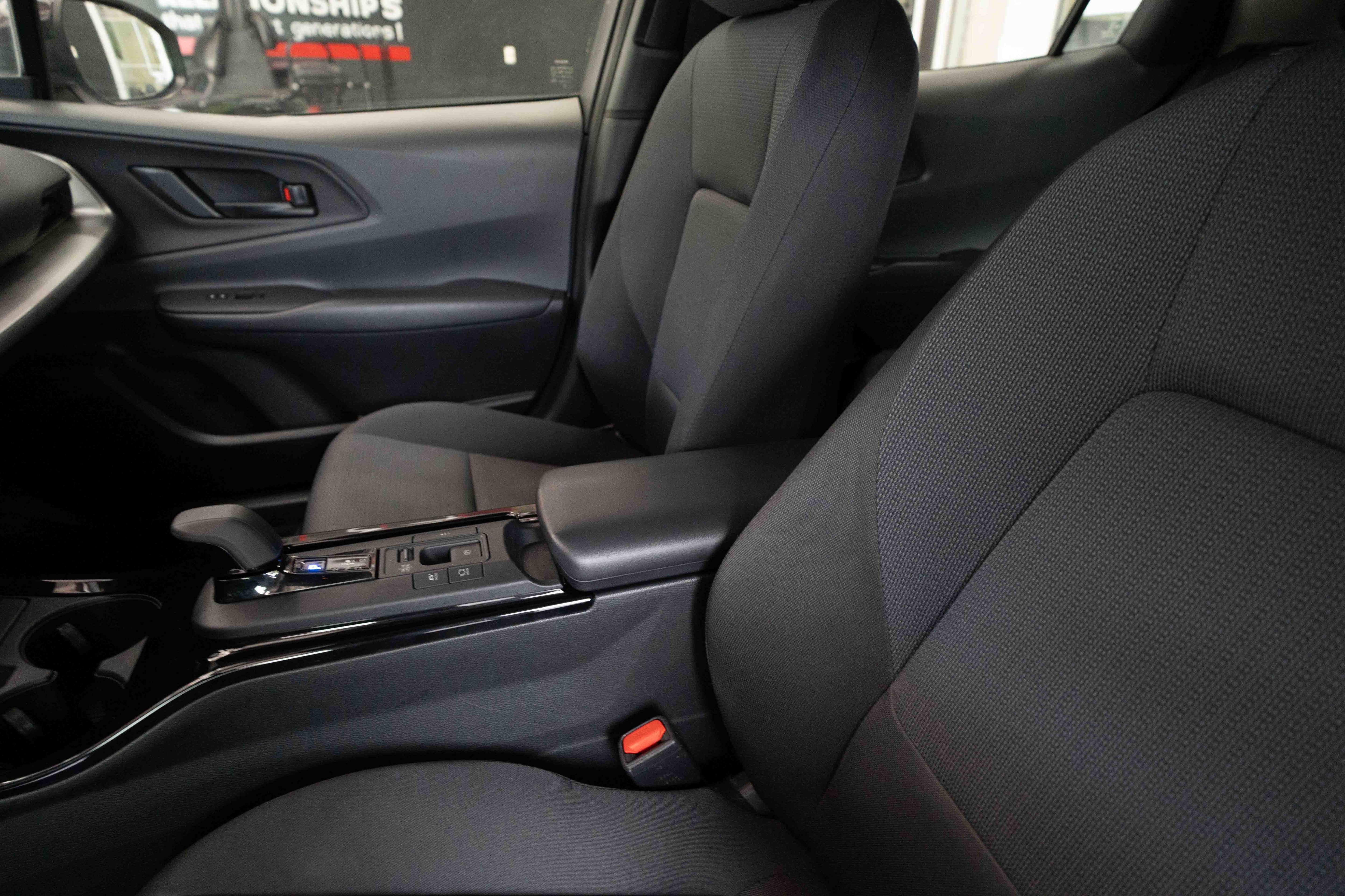 Used 2025 Toyota Prius LE FWD image 10