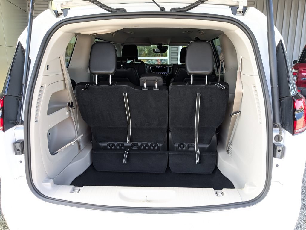 Used 2023 Chrysler Pacifica Touring-L AWD/4WD image 28