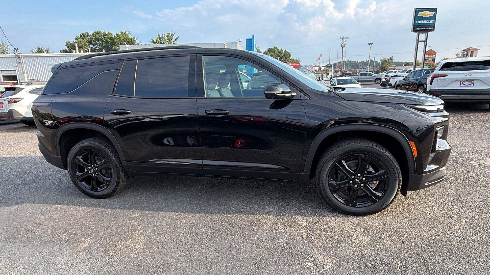 New 2027 Chevrolet Traverse LT w/ Midnight/Sport Edition FWD image 7