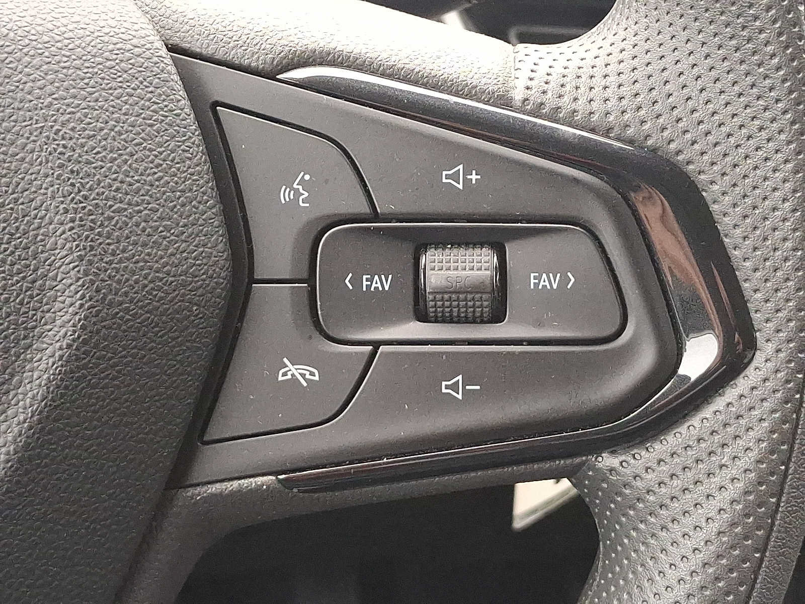 Used 2025 Chevrolet Trax LS w/ LS Convenience Package FWD image 22