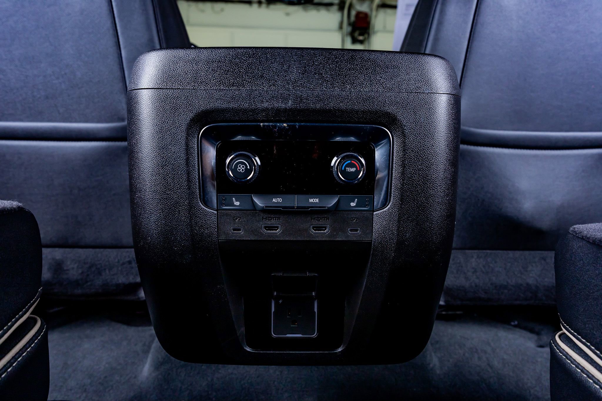 Used 2026 Chevrolet Suburban Premier AWD/4WD image 32