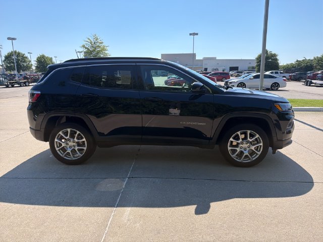 Used 2024 Jeep Compass Latitude AWD/4WD image 6