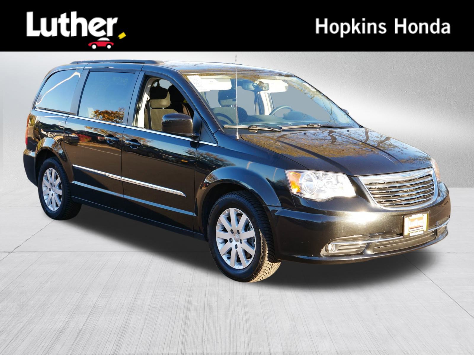 Used 2014 Chrysler Town & Country Touring image 1