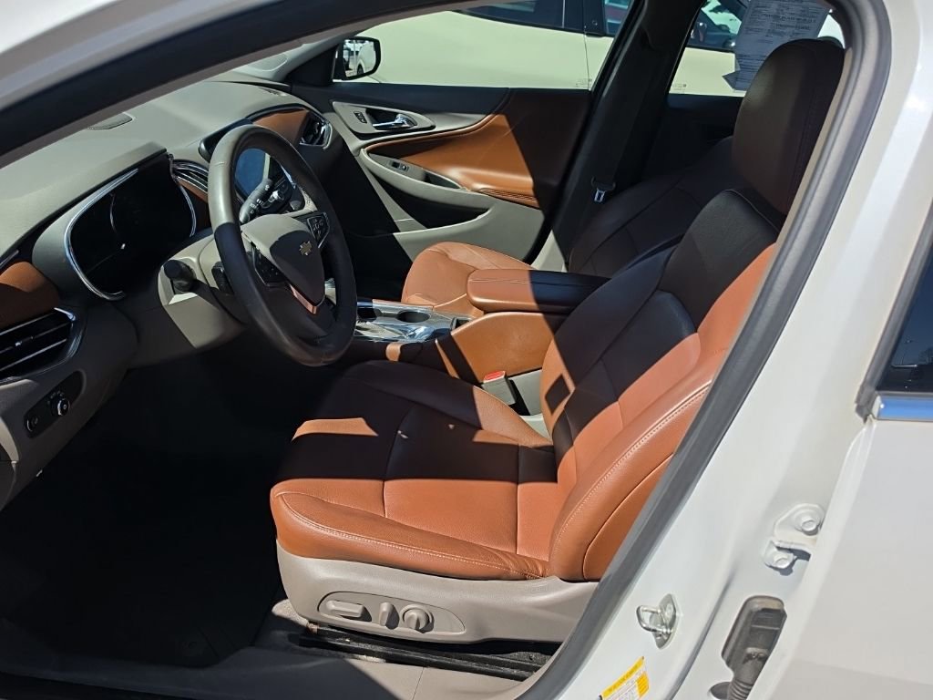 Used 2018 Chevrolet Malibu LT w/ Leather Package image 3