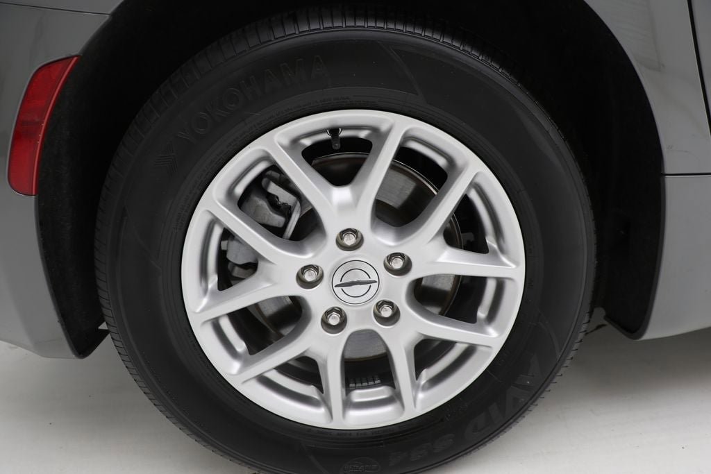 Used 2025 Chrysler Pacifica Select FWD image 9