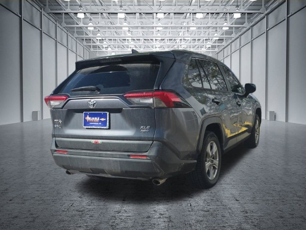 Used 2019 Toyota RAV4 XLE AWD/4WD image 5