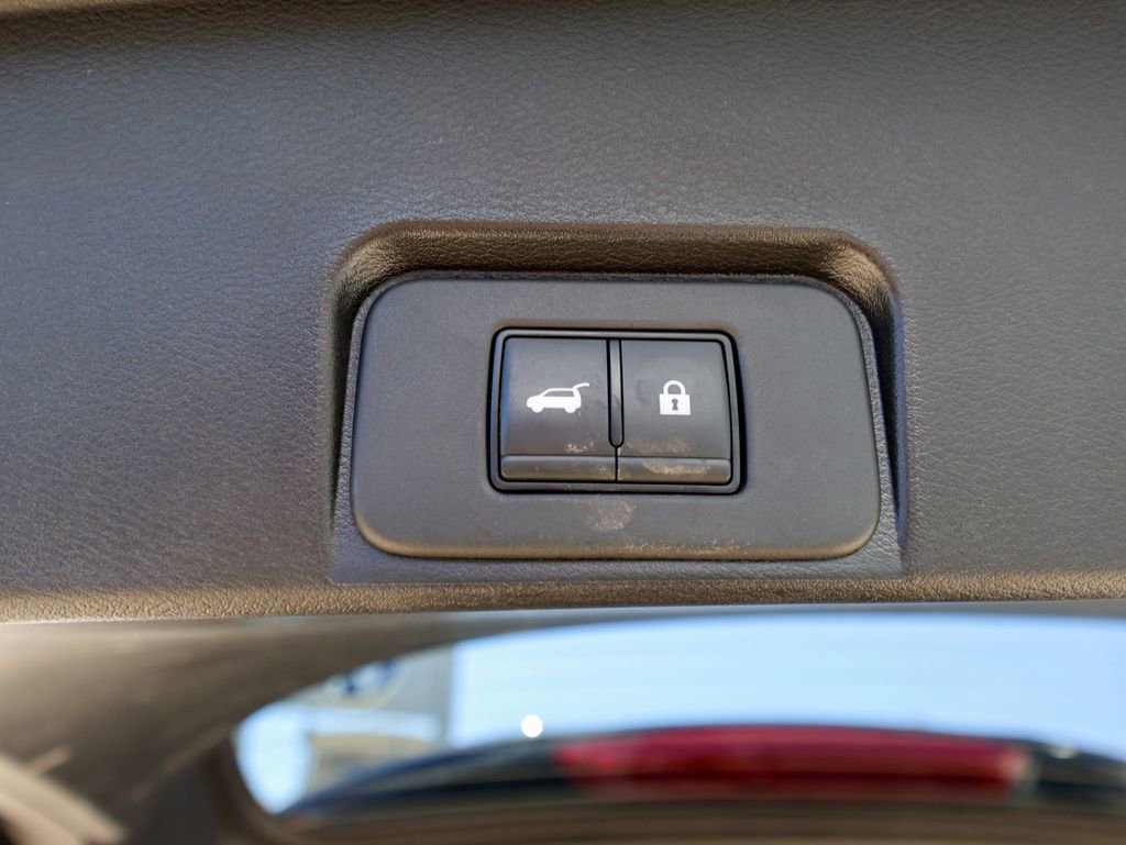 Used 2025 Nissan Rogue SV image 11
